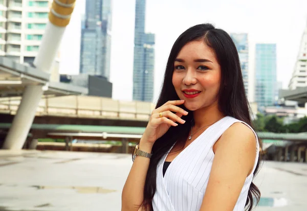美丽的亚洲女孩在步行街和建筑物背景上的微笑肖像 — 图库照片