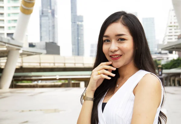 Hermosa Asiática Sonrisa Retrato Calle Peatonal Construcción Fondo — Foto de Stock