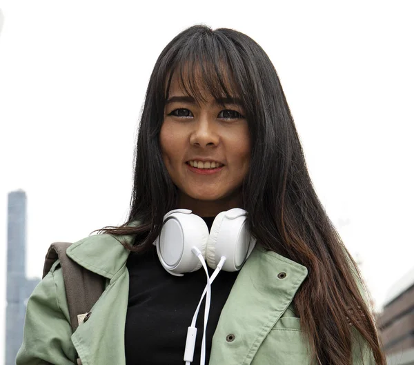 美しいアジア女性の幸せと笑顔の肖像画や通りを歩いて旅行 — ストック写真