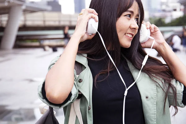 Mulheres Ásia Bonita Feliz Sorrir Retrato Ouvir Música Rua Andando — Fotografia de Stock