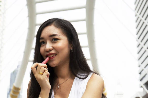 Primer Plano Retrato Chica Atractiva Rugiendo Sus Labios Calle Peatonal — Foto de Stock