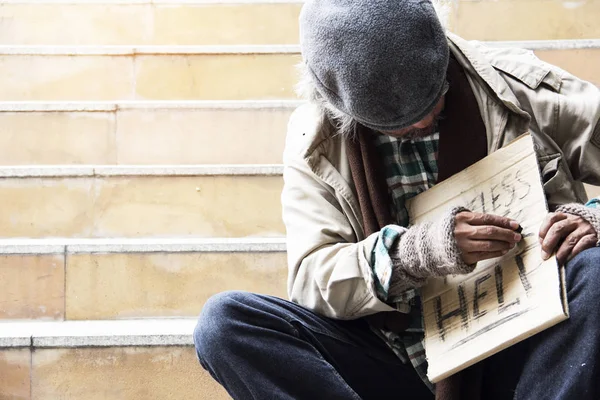 Hemlösa Mannen Sitter Gågatan Och Behöver Hjälp — Stockfoto