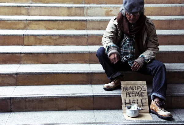 Hemlösa Mannen Sitter Gågatan Och Behöver Hjälp — Stockfoto