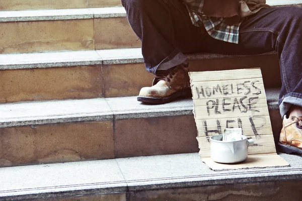 无家可归的人坐在步行街上需要帮助 — 图库照片