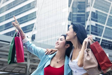 Asya güzel kadınlar mutlu ve yürüme şehirde alışveriş.