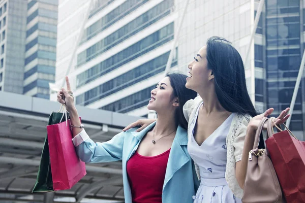 Asya güzel kadınlar mutlu ve yürüme şehirde alışveriş.