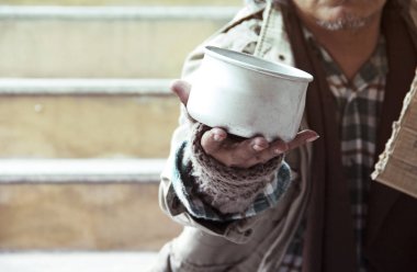 Evsiz adam geçit sokak, evsiz kavramı.