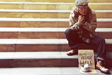 Geçit sokak capticap şehirde evsiz adama yardım edebilir misiniz.