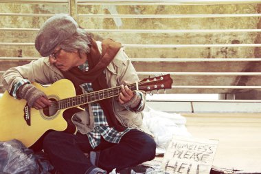 Başkent Caddesi üzerinde gitar çalmak güzel evsiz adam.
