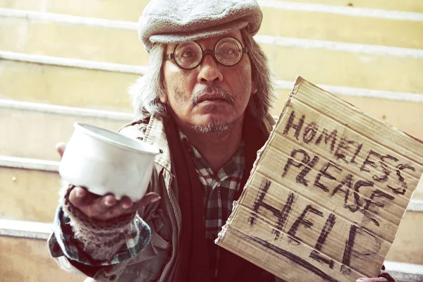 首都の通りの歩道にホームレスの男を助けてください — ストック写真