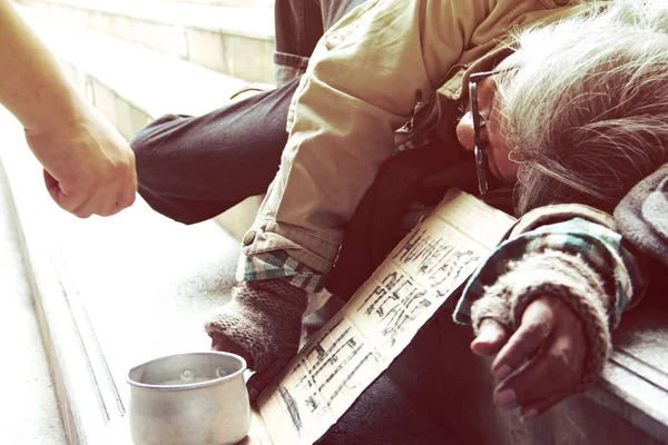 Potresti Aiutare Senzatetto Che Dorme Sulla Passerella Nella Città Capticap — Foto Stock