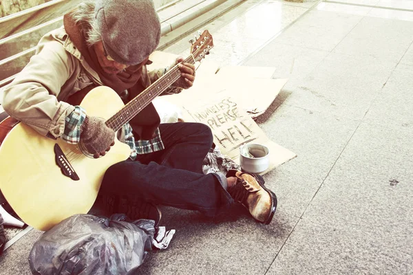 Bellissimo Senzatetto Che Suona Chitarra Piedi Strada Nella Città Capoital — Foto Stock