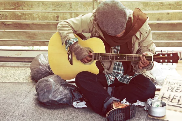 Hermoso Hombre Sin Hogar Tocando Guitarra Calle Peatonal Ciudad Capoital — Foto de Stock