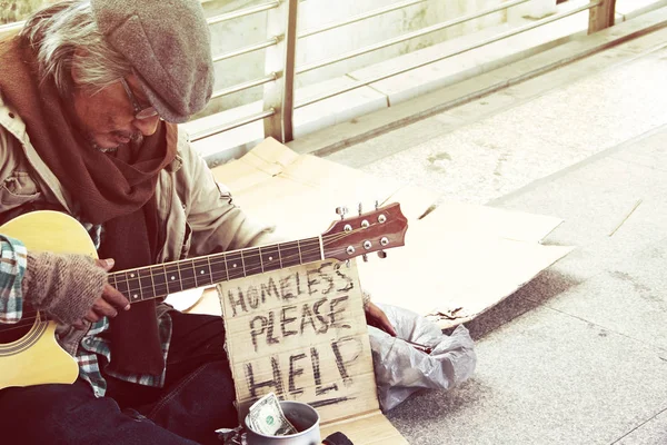 Hermoso Hombre Sin Hogar Tocando Guitarra Calle Peatonal Ciudad Capoital — Foto de Stock