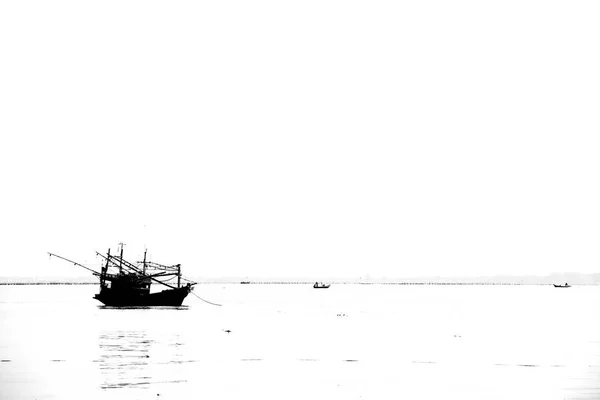 Hermosa Pesca Barco Aterrizaje Océano Forma Color Blanco Negro — Foto de Stock