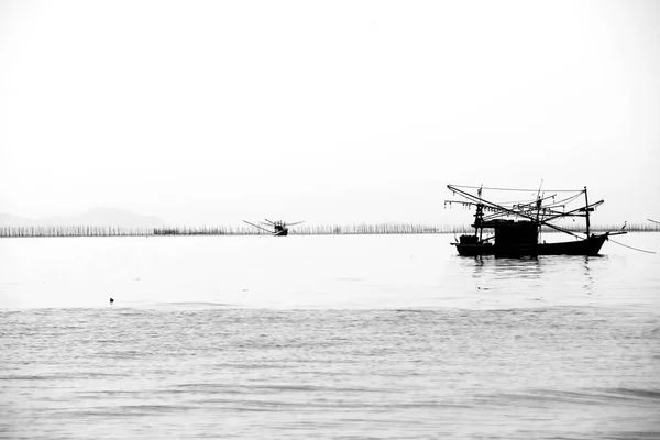 Bela Silhueta Barco Pesca Forma Cor Preto Branco — Fotografia de Stock