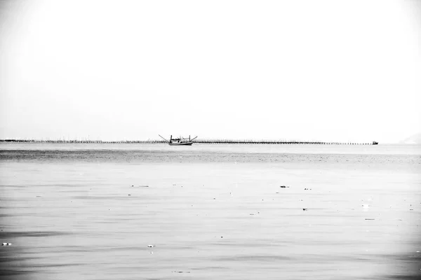 Όμορφη Σιλουέτα Βάρκα Ψάρεμα Μαύρο Και Άσπρο Χρώμα Σχήμα — Φωτογραφία Αρχείου