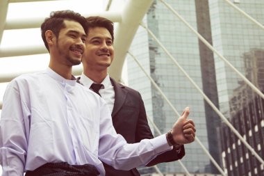 İki iş adam açık çalışma ve ofisler arka bina el başarı.