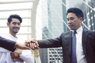 İş adam çalışma açık ve el başarı ekip çalışması için.