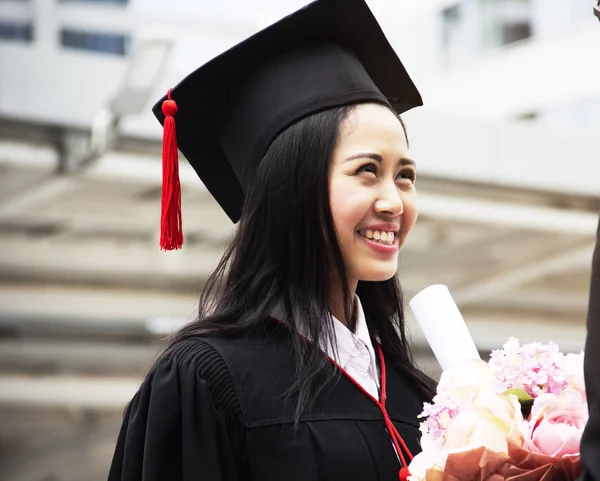 Gyönyörű Lány Hallgatók Elégedettek Diploma Megszerzése Után — Stock Fotó