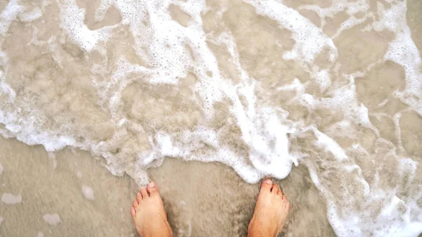 足と砂のビーチ ソフト波水海 — ストック写真