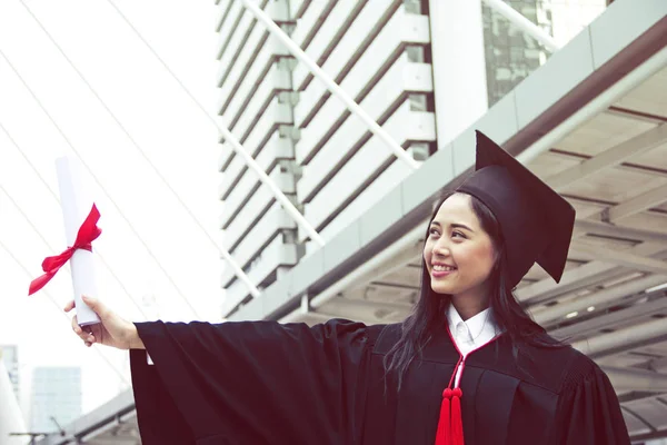 Bela Graduados Mulher Sorrir Estão Felizes Após Formatura — Fotografia de Stock
