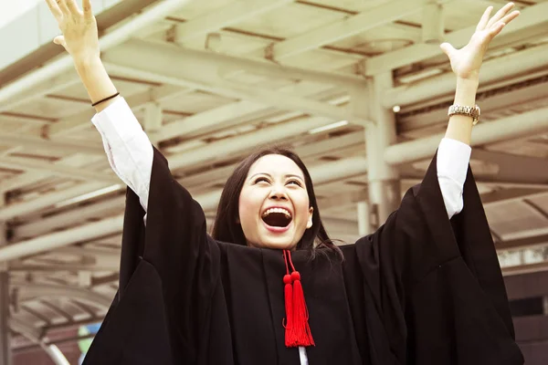 Güzel Graduate Mezunları Kadın Gülümseme Mezun Olduktan Sonra Mutlu — Stok fotoğraf