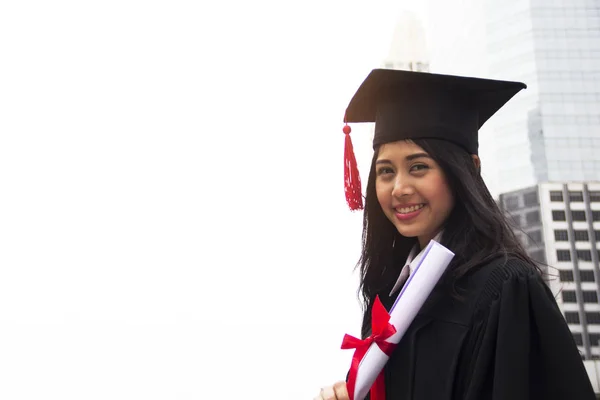 Gyönyörű Végzős Diplomás Mosolyog Boldog Diploma Megszerzése Után — Stock Fotó