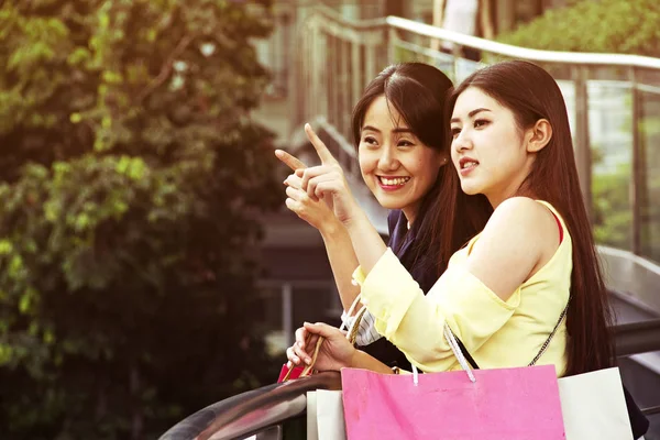 Boldog Rövid Sétára Város Bevásárló Szép Ázsiai Nők — Stock Fotó