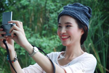 Kamera selfie yüz portre çekici kadınları kapatın.