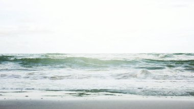 Güzel deniz su dalga yumuşak ve yumuşak ışık arka plan.