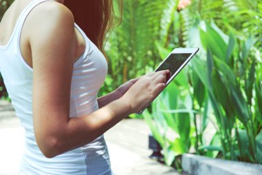 Seyahat ve akıllı tablet cihaz tutan güzel kız.