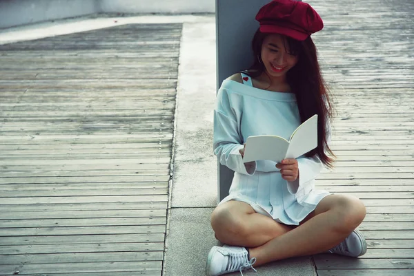 Hermosa Chica Adolescente Sentado Leyendo Libro Parque Público — Foto de Stock