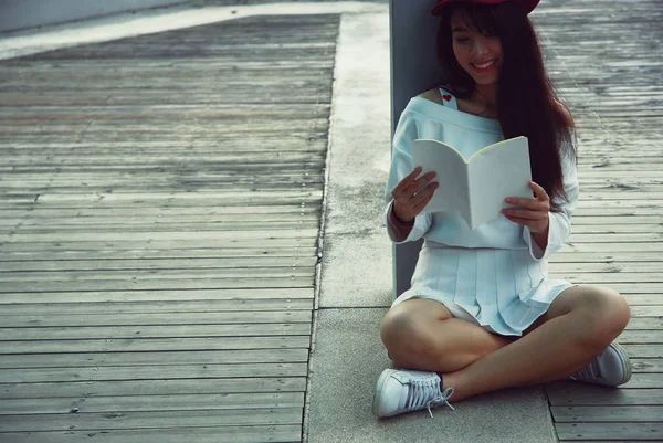 Hermosa Chica Adolescente Sentado Leyendo Libro Parque Público — Foto de Stock