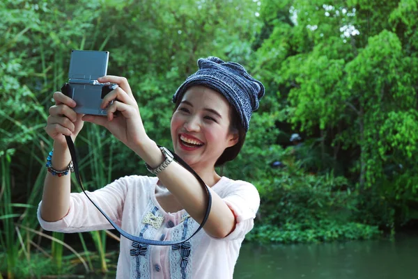 クローズ アップ カメラ Selfie の顔の肖像画を撮影する女性 — ストック写真