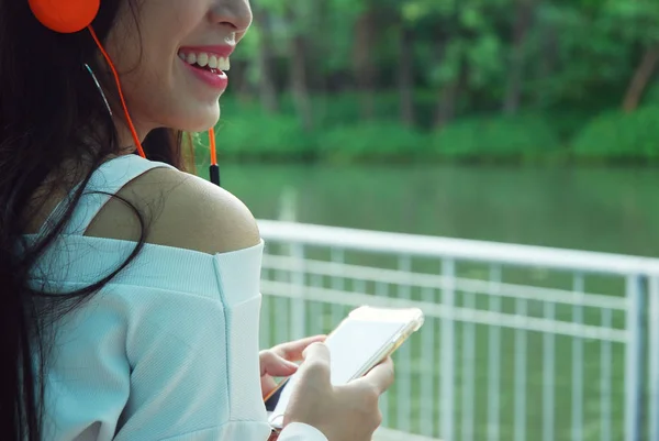 Menina Bonita Viajando Segurando Dispositivo Tablet Inteligente Parque Público — Fotografia de Stock