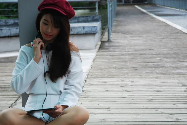 旅行や公共の公園でスマート タブレット デバイスを保持している美しい少女 — ストック写真