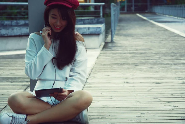 Beautiful Girl Traveling Holding Smart Tablet Device Public Park — Stock Photo, Image