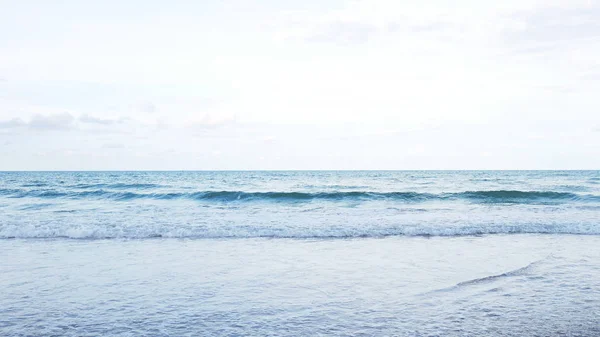 ソフト波の海と空の背景 — ストック写真