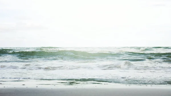 美しい海の水ソフト波と柔らかい光の背景 — ストック写真