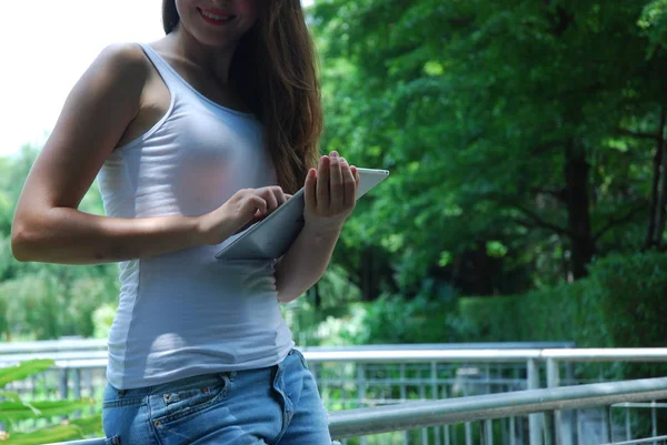 Hermosa Chica Viajando Sosteniendo Dispositivo Tableta Inteligente —  Fotos de Stock