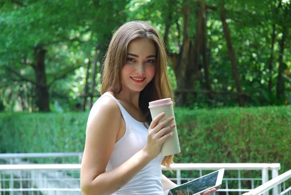 Hermosa Chica Viajando Sosteniendo Dispositivo Tableta Inteligente —  Fotos de Stock