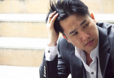 İş adamı üzgün ve street yürüyüş üzerinde düşünme.