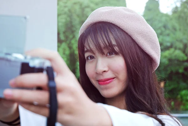 クローズ アップ カメラ Selfie の顔の肖像画を撮影する女性 — ストック写真
