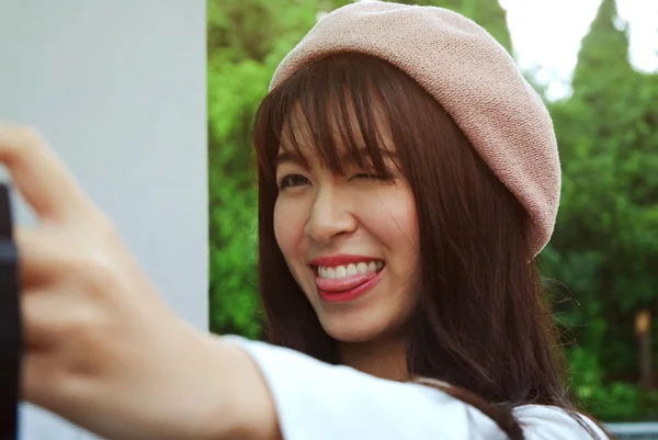 Close Mulheres Tirando Câmera Selfie Rosto Retrato — Fotografia de Stock