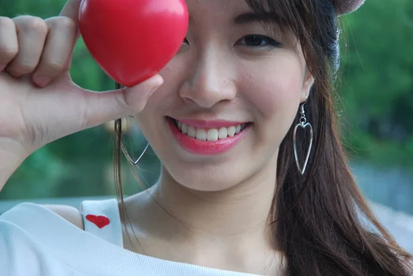 クローズ アップ美しいアジア女性の幸せと笑顔の肖像画 — ストック写真