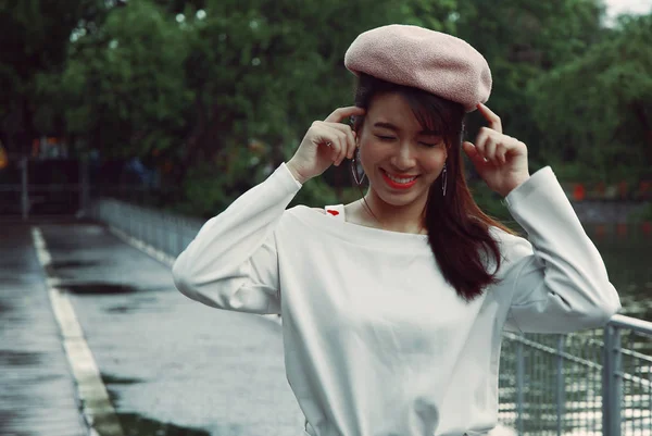 クローズ アップ美しいアジア女性の幸せと笑顔の肖像画 — ストック写真