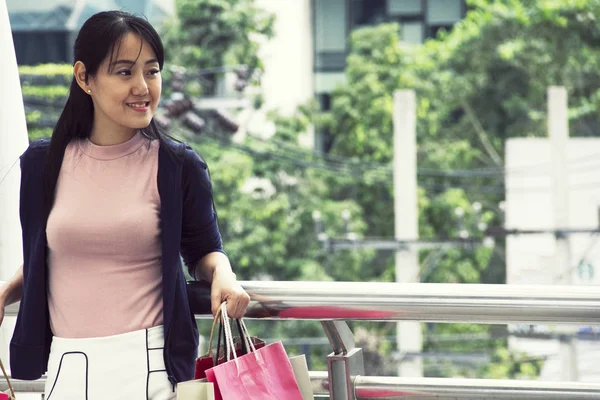 Gyönyörű Nők Boldog Sétáló Bevásárló Kap Kedvezményes Promóciós Értékesítés Város — Stock Fotó