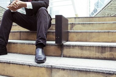 oturma ve street yürüyüş üzerinde ihale iş adamı.