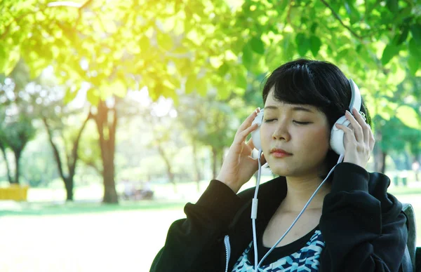 Belles Femmes Asiatiques Heureux Sourire Portrait Écouter Musique Sur Rue — Photo
